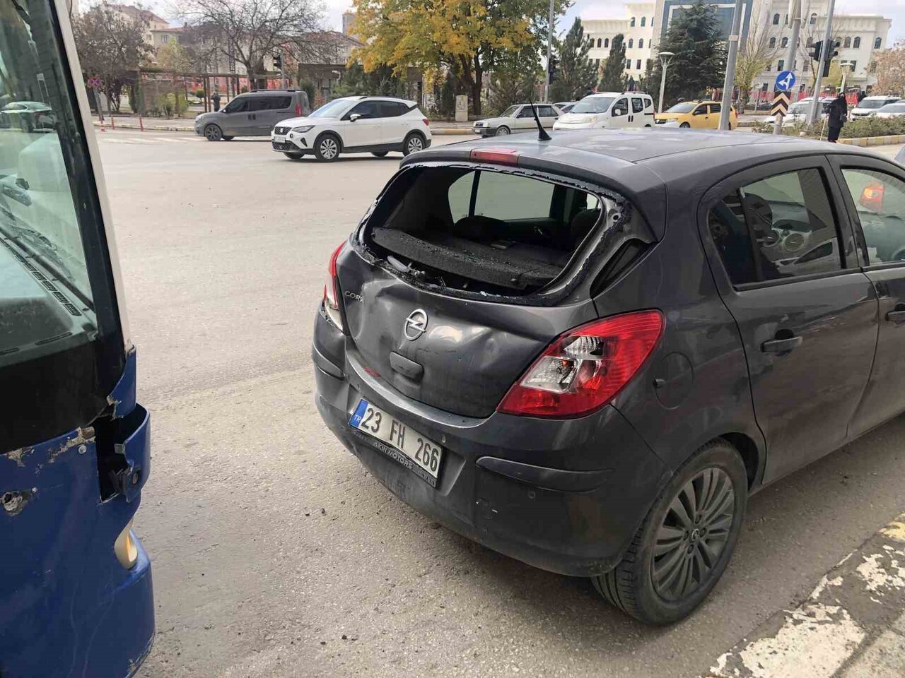 ELAZIĞ'DA HALK OTOBÜSÜ İLE OTOMOBİLİN ÇARPIŞTIĞI KAZADA 2 KİŞİ YARALANDI.