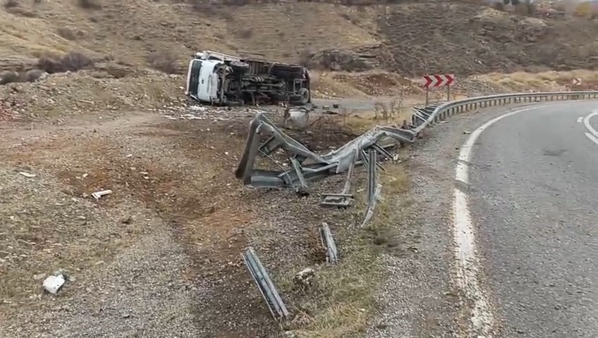 ELAZIĞ'DA KAMYONUN ŞARAMPOLE DEVRİLMESİ SONUCU MEYDANA GELEN KAZADA SÜRÜCÜ YARALANDI.