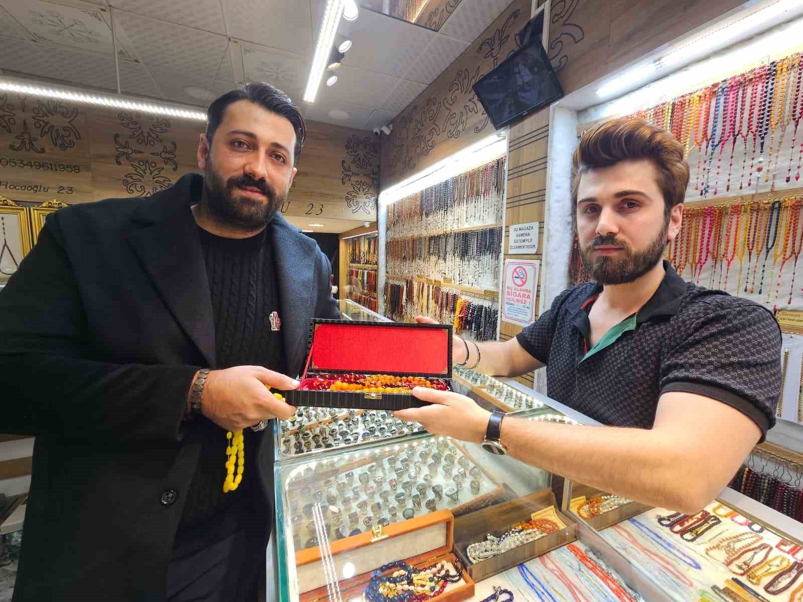 ELAZIĞ'DA KUYUMCULUK YAPAN MUHAMMED ÖZDEMİR'İN  TESPİH SEVGİSİNİ SINIR VE LİMİT TANIMIYOR.