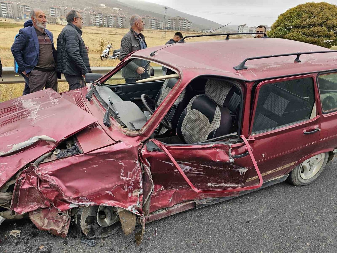 ELAZIĞ'DA MEYDANA GELEN TRAFİK KAZASINDA 2'Sİ AĞIR 4 KİŞİ YARALANDI.