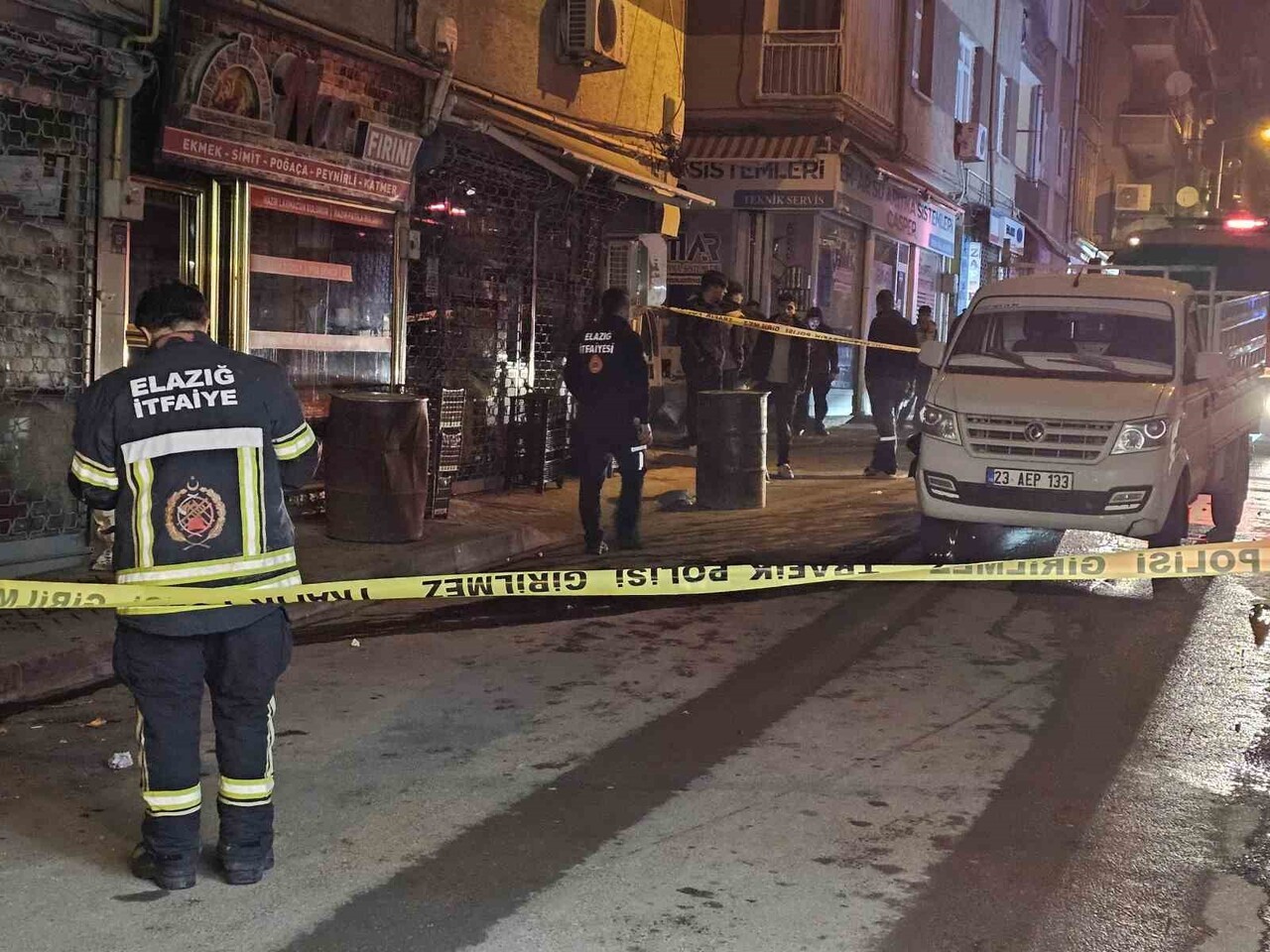 ELAZIĞ'DA MOTOSİKLET PİKAPA ÇARPMASI SONUCU MEYDANA GELEN TRAFİK KAZASINDA 2 KİŞİ YARALANDI....