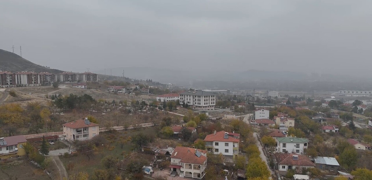 ELAZIĞ'DA YAKLAŞIK BİR HAFTADIR ETKİLİ OLAN SİS DRONLA GÖRÜNTÜLENİRKEN, KENTİN ÜZERİNİ KAPLAYAN...