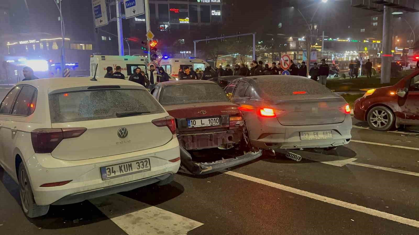 ELAZIĞ'DA ZİNCİRLEME TRAFİK KAZASI:2 YARALI