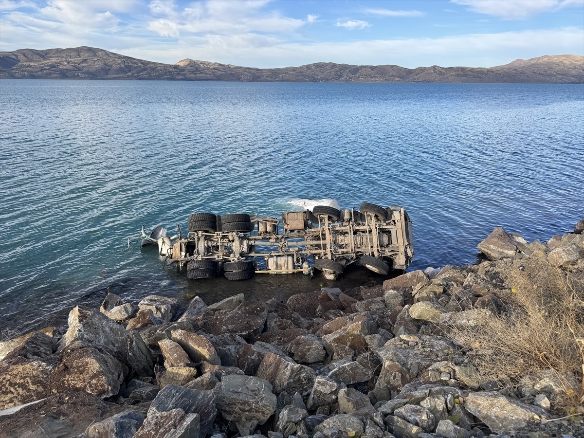 Elazığ'ın Maden ilçesinde Hazar Gölü'ne devrilen otomobilin sürücüsü yaralandı. Olay yerine 112...