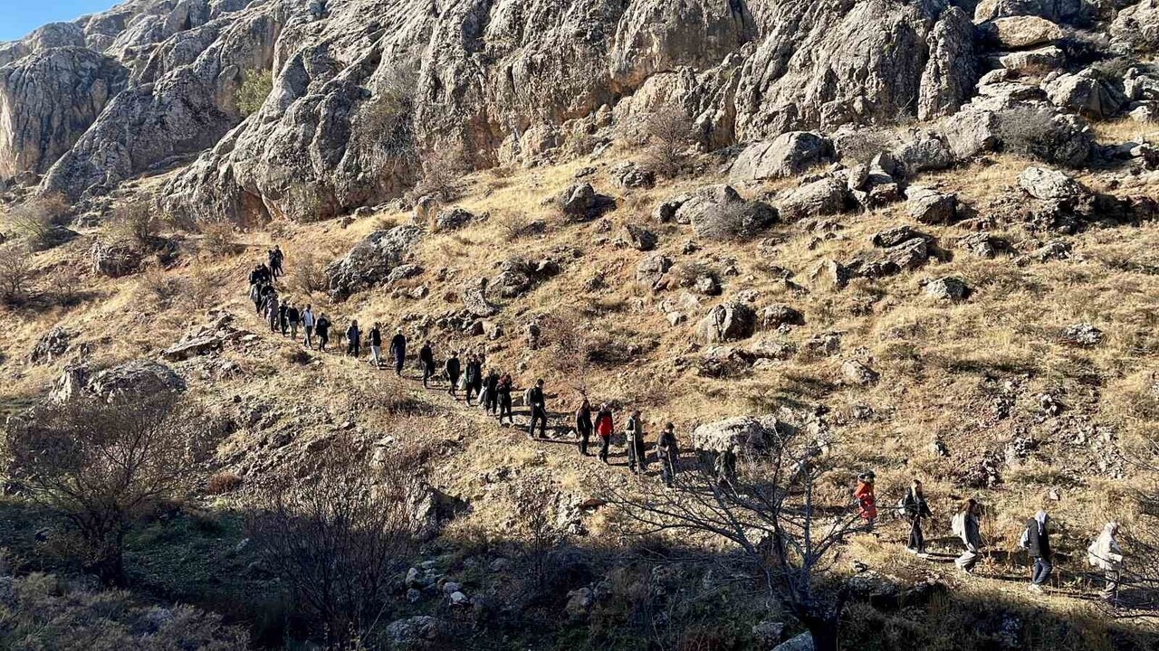 ELAZIĞ’A YAKIN ÖLBE VADİSİ, SONBAHARDA NADİREN AÇAN ÇİĞDEM TÜRLERİYLE DOĞASEVERLERİN İLGİSİNİ...