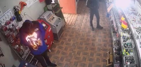 ELAZIĞ’DA BİR ŞAHIS, YAPIŞTIRICI SPREYİ ELİNDEYKEN ÇAKMAĞI ÇAKINCA, YÜZÜ BİR  ANDA ALEVLERİN...