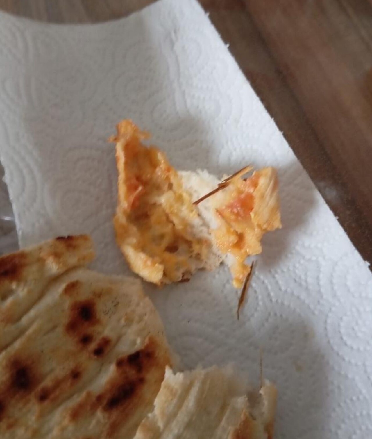 ELAZIĞ’DA BİR VATANDAŞ, ALDIĞI EKMEĞİN İÇİNDEN ODUN ÇIKINCA BÜYÜK ŞAŞKINLIK YAŞADI