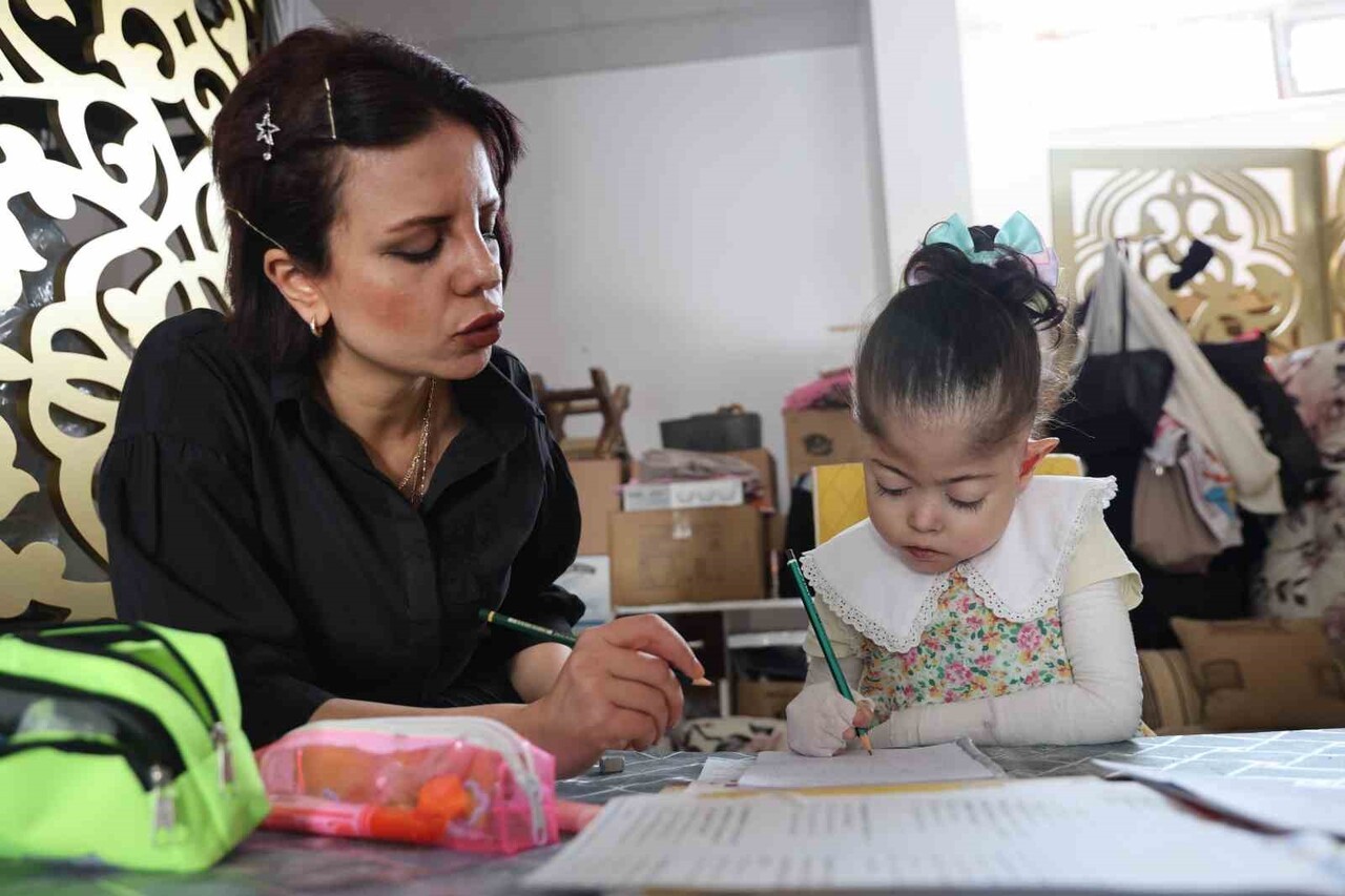 ELAZIĞ’DA EVDE EĞİTİM ÖĞRETMENİ ARZU BİNAY, HALK ARASINDA KELEBEK HASTALIĞI OLARAK BİLİNEN...