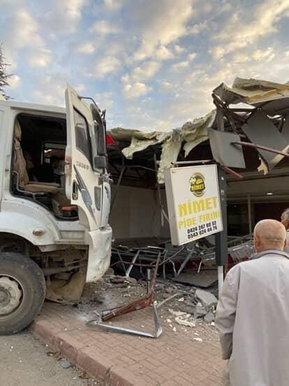 ELAZIĞ’DA FRENİ PATLAYAN KAMYON, EKMEK FIRININA DALDI. FIRINDA KİMSENİN OLMAMASI BÜYÜK BİR FACİAYI...