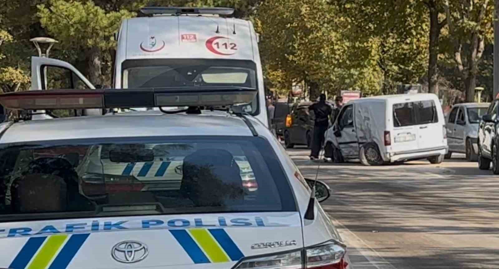 ELAZIĞ’DA HAFİF TİCARİ ARAÇ İLE OTOMOBİLİN ÇARPIŞMASI SONUCU MEYDANA GELEN KAZADA YARALANAN...