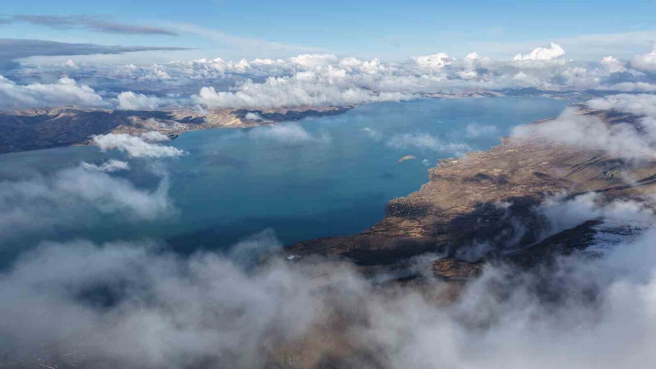 ELAZIĞ’DA KARLA KAPLI HAZARBABA DAĞI VE ETEĞİNDEKİ HAZAR GÖLÜ, BULUTLARLA BİRLİKTE KARTPOSTALLIK...