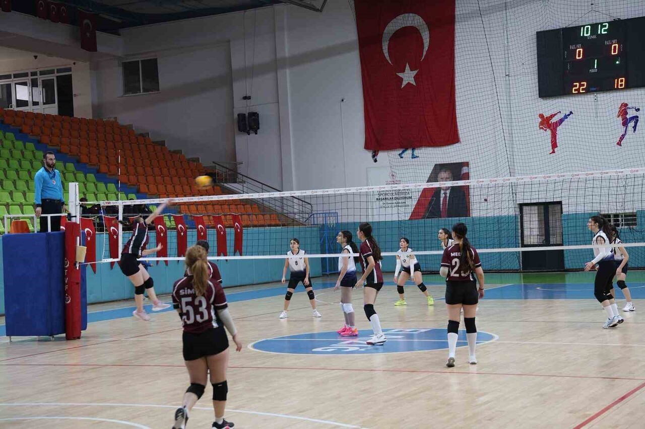 ELAZIĞ’DA OKUL SPORLARI GENÇLER A VOLEYBOL İL BİRİNCİLİĞİ MÜSABAKALARI TAMAMLANDI