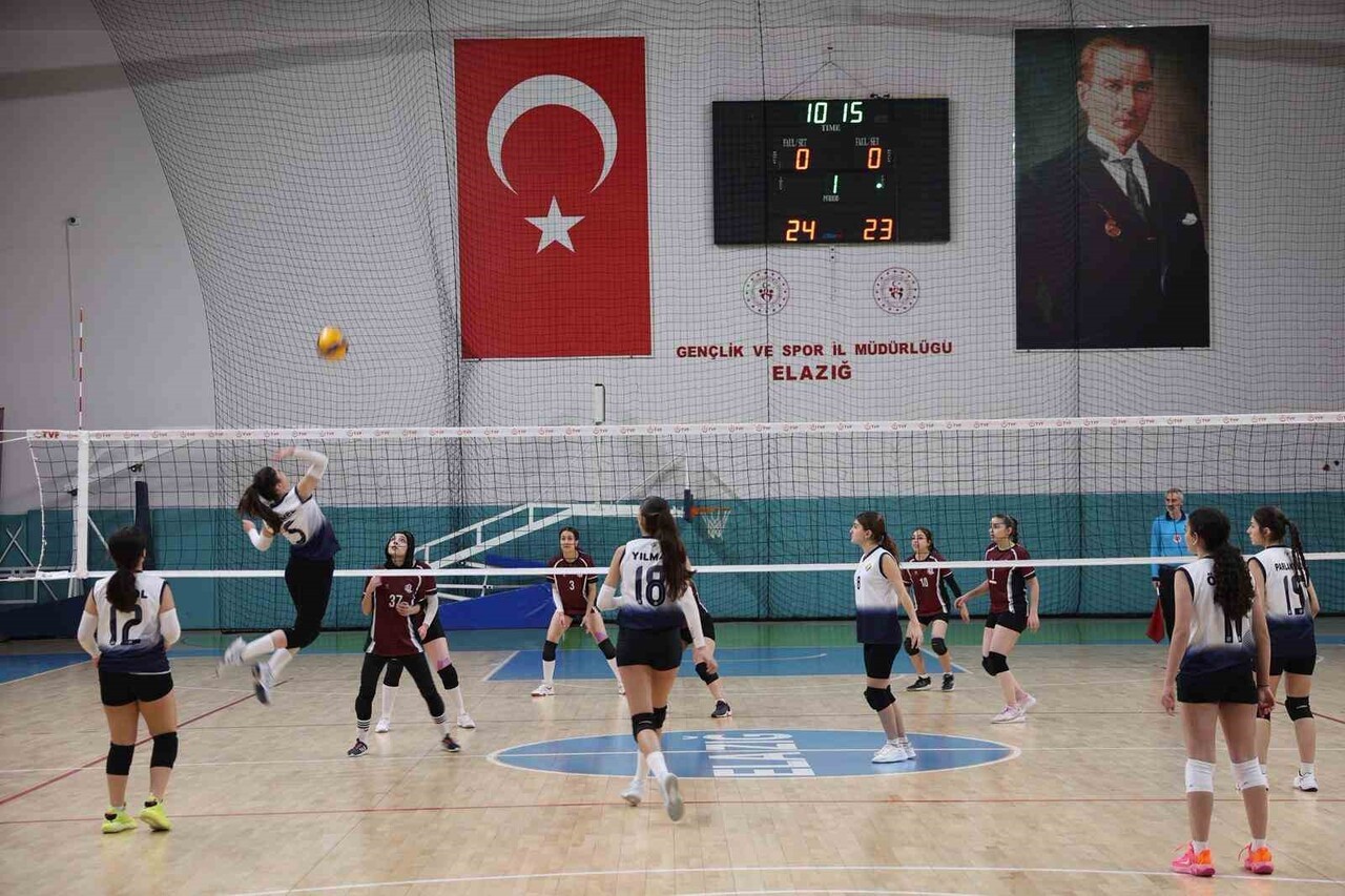 ELAZIĞ’DA OKUL SPORLARI GENÇLER A VOLEYBOL İL BİRİNCİLİĞİ MÜSABAKALARI TAMAMLANDI