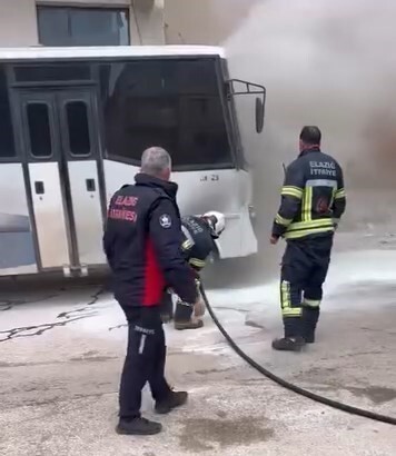 ELAZIĞ’DA PARK HALİNDEKİ MİDİBÜSTE ÇIKAN YANGINI, İTFAİYE EKİPLERİ SÖNDÜRDÜ