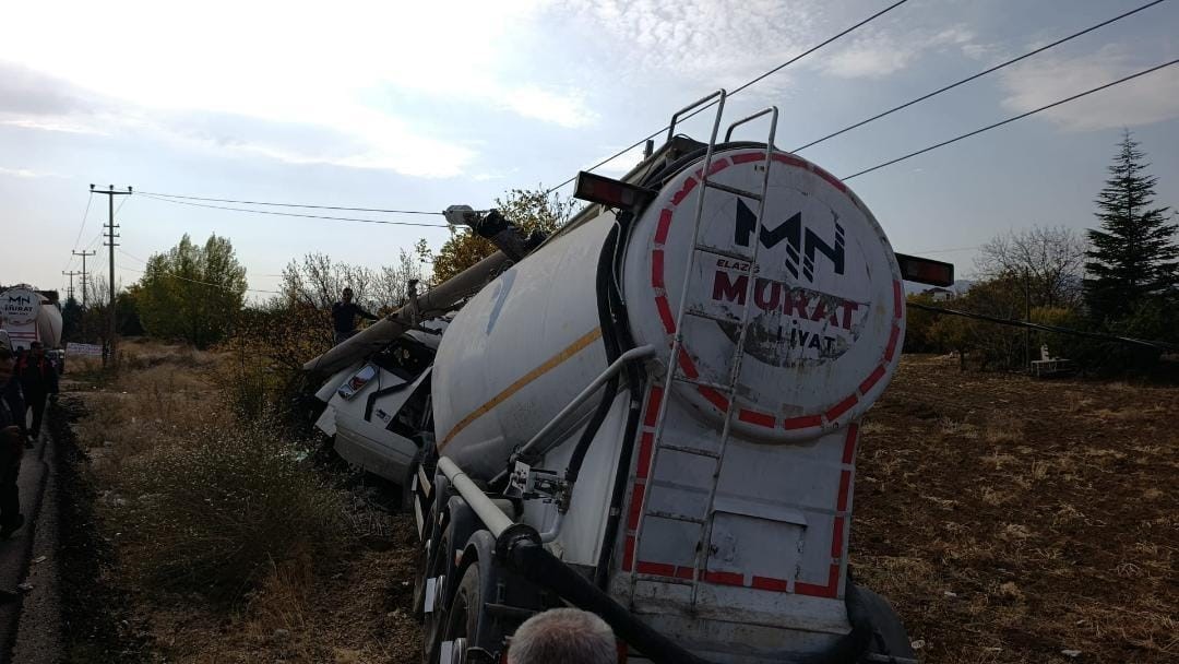 ELAZIĞ’DA SİLOBAS TAKILI TIRIN, ELEKTRİK DİREĞİNE ÇARPMASI SONUCU 1 KİŞİ YARALANDI.