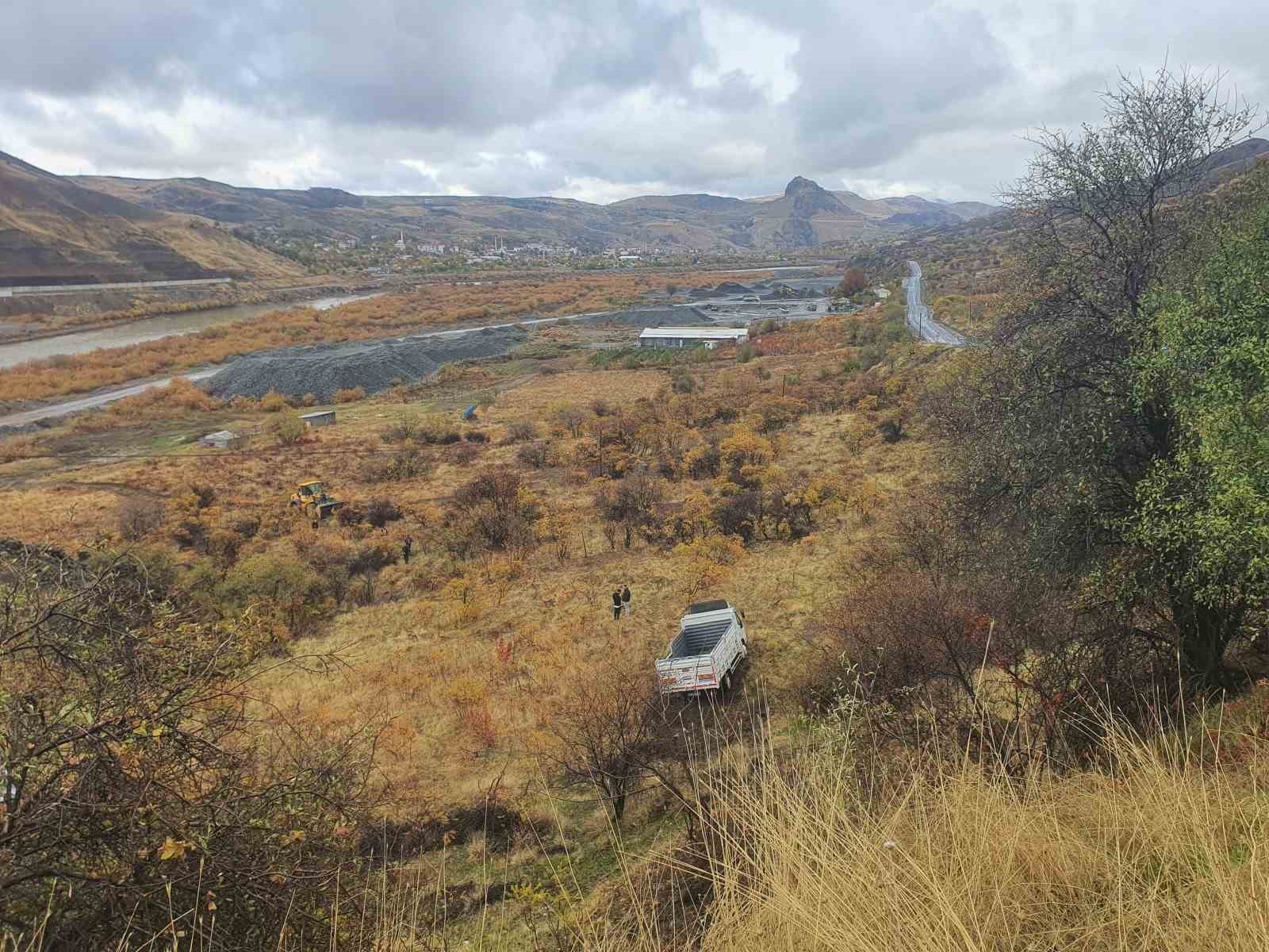 ELAZIĞ’DA SÜRÜCÜSÜNÜN DİREKSİYON HAKİMİYETİNİ KAYBETTİĞİ KAMYONET, 50 METRELİK UÇURUMDAN AŞAĞI...