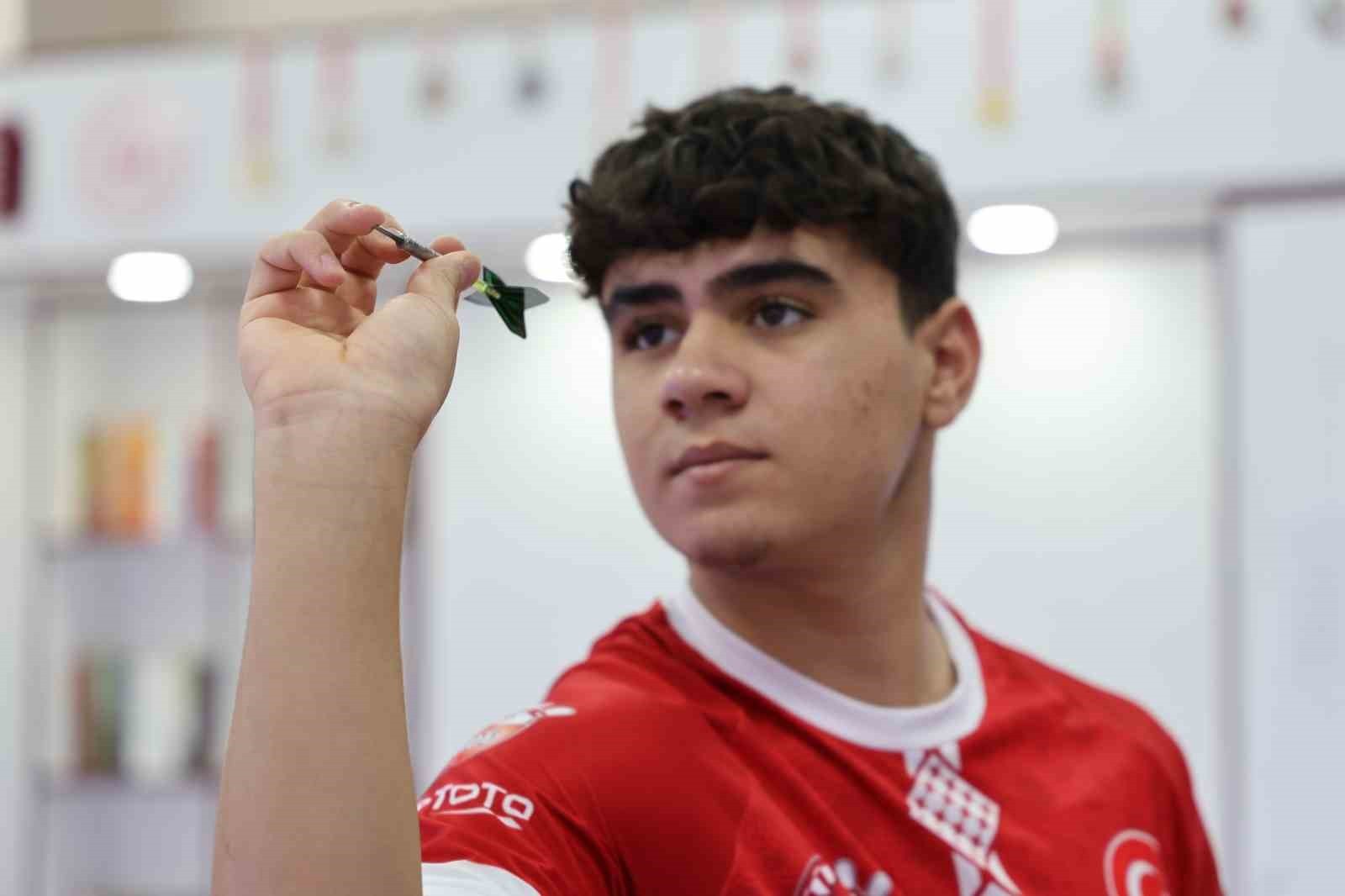 ELAZIĞ’DA YAŞAYAN 14 YAŞINDAKİ BEDİRHAN NAS, HOBİ OLARAK BAŞLADIĞI DART SPORUNDA KISA SÜREDE MİLLİ...