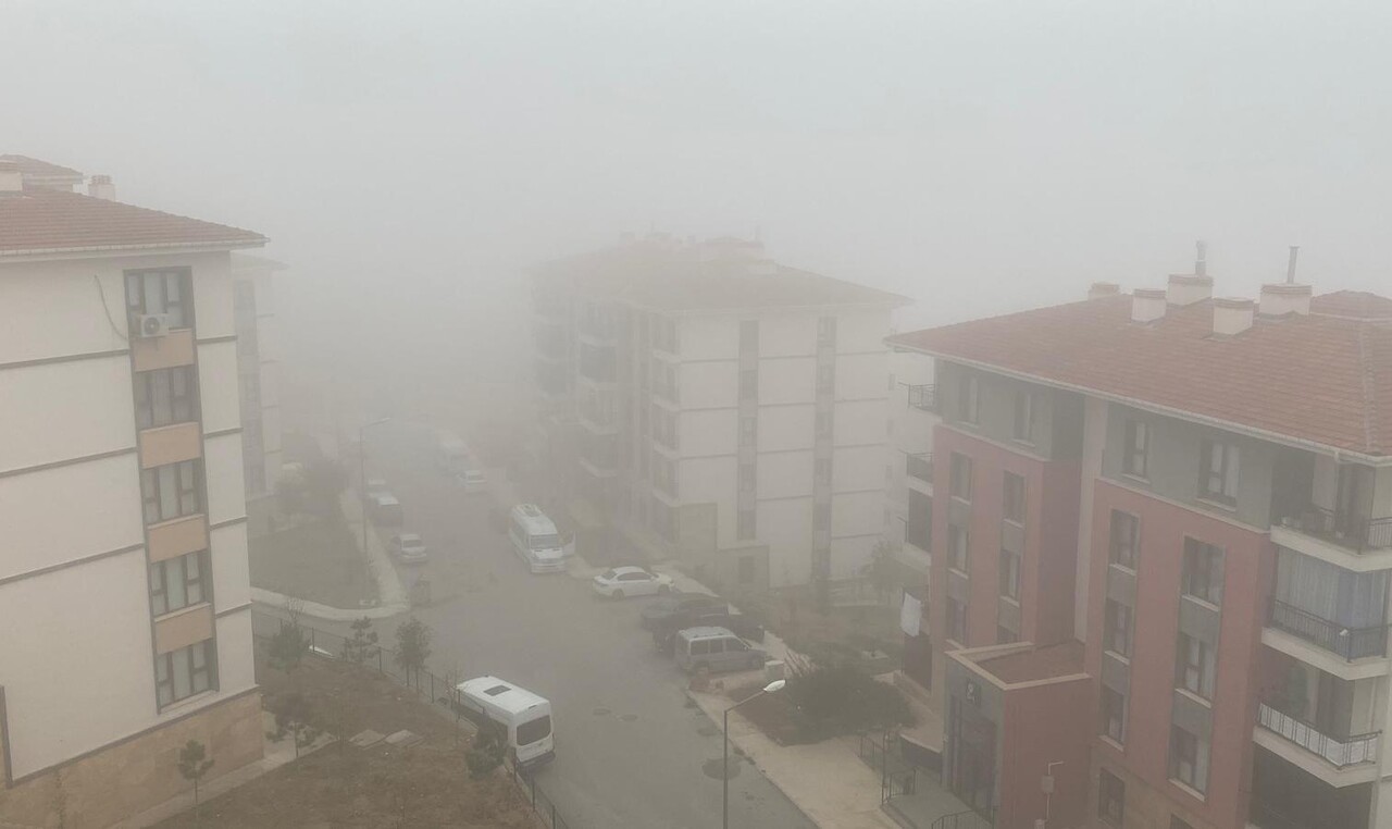 ELAZIĞ’IN YÜKSEK KESİMLERİNDE SİS ETKİLİ OLURKEN, GÖRÜŞ MESAFESİ YER YER 5 METREYE KADAR...