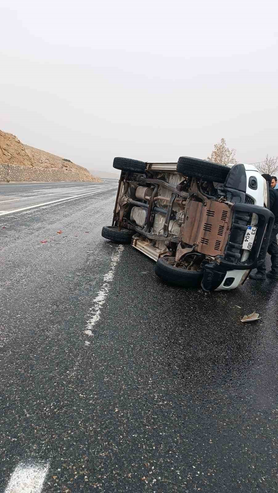 ELAZIĞ-KEBAN YOLU 20. KİLOMETRESİNDE BİR PİCK-UP, KAYGANLAŞAN YOLDA DİREKSİYON HAKİMİYETİNİN...