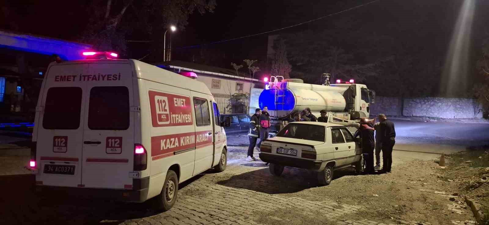 EMET İLÇESİNDE SEYİR HALİNDEKİ ARACIN BENZİN HORTUMUNDAN ÇIKTIĞI TAHMİN EDİLEN YANGIN İTFAİYENİN...