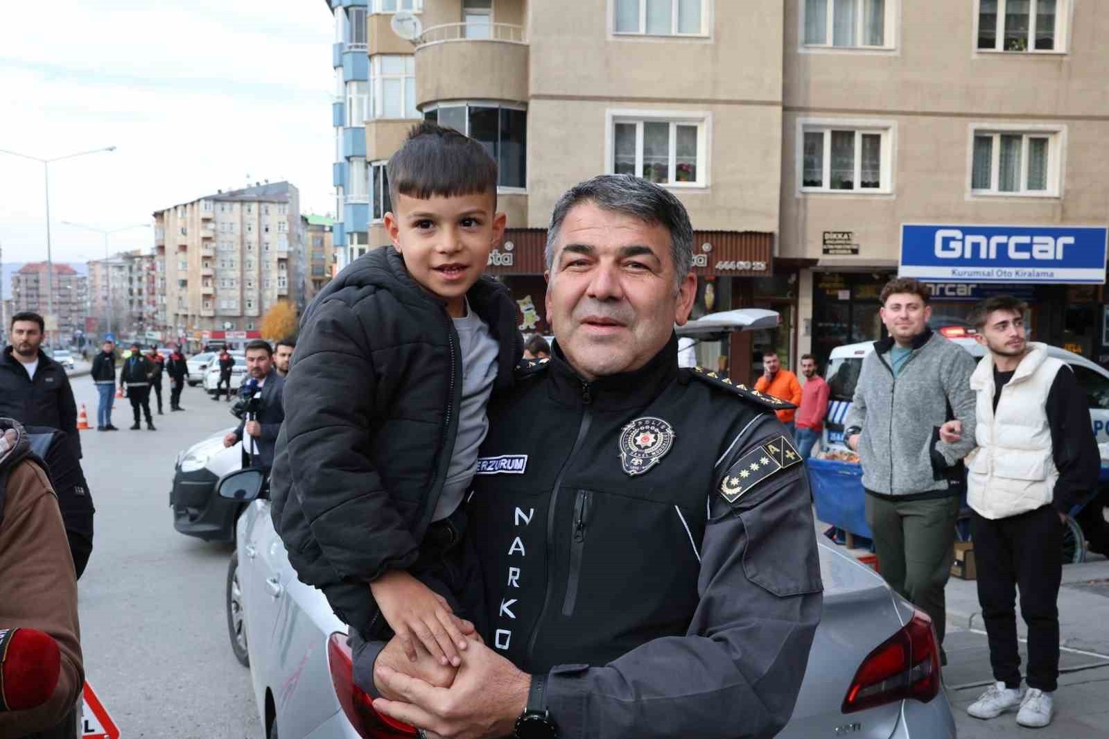EMNİYET MÜDÜRÜ ONUR KARABURUN, UYGULAMA SIRASINDA VATANDAŞLARLA YAKINDAN İLGİLENDİ