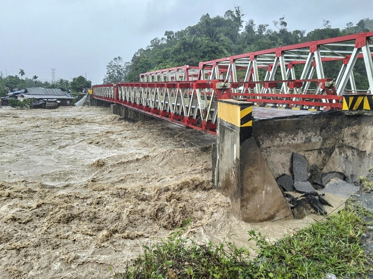 ENDONEZYA'DA ŞİDDETLİ YAĞIŞLARIN YOL AÇTIĞI SEL VE TOPRAK KAYMALARINDA HAYATINI KAYBEDENLERİN...
