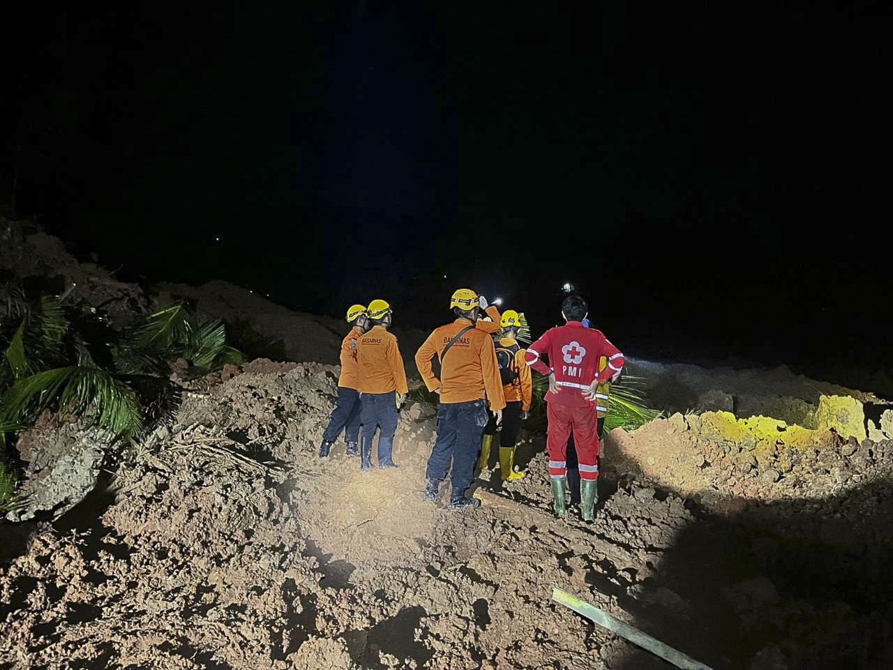 ENDONEZYA'NIN ORTA JAVA EYALETİNDE MEYDANA GELEN TOPRAK KAYMASINDA 6 KİŞİ HAYATINI KAYBETTİ, 17...