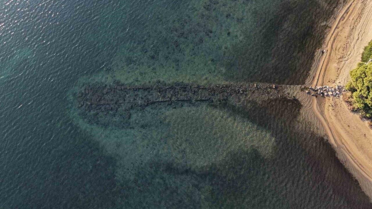 ERDEK KÖRFEZİ’NDE DENİZ ÇEKİLDİ, ANTİK LİMAN GÜN YÜZÜNE ÇIKTI