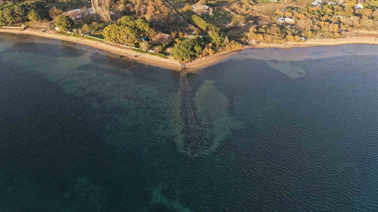 ERDEK KÖRFEZİ’NDE DENİZ ÇEKİLDİ, ANTİK LİMAN GÜN YÜZÜNE ÇIKTI