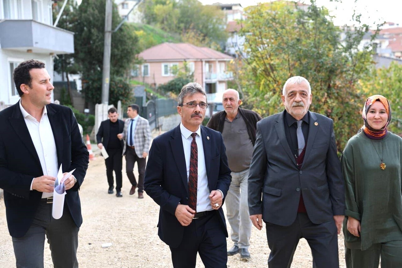 ERENLER BELEDİYE BAŞKANI ŞENOL DİNÇ, BAĞLAR MAHALLESİ’NDE BAŞLATILAN KAPSAMLI ASFALT YENİLEME...