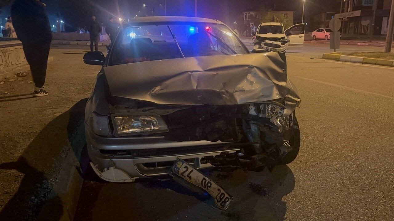 ERZİNCAN'DA İKİ ARAÇ KAFA KAFAYA ÇARPIŞTI: 3 YARALI