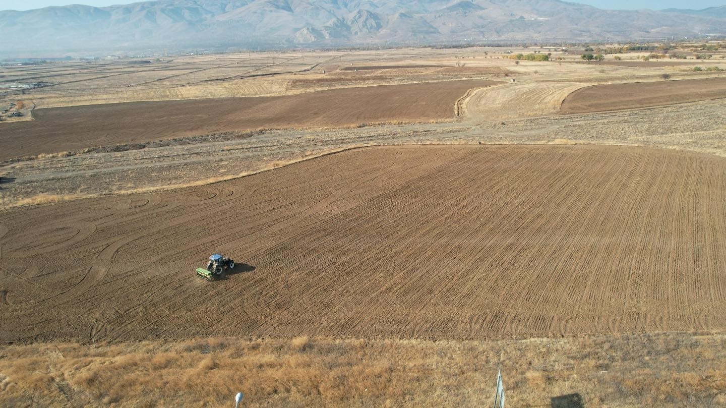 ERZİNCAN BELEDİYESİ UYGULAMA TARLALARINDA HUBUBAT EKİMİ YAPTI