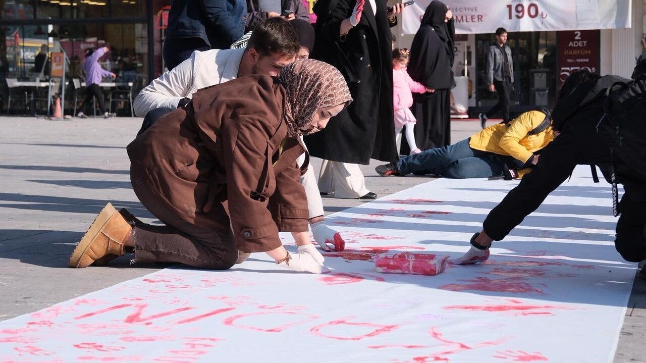 ERZİNCAN’DA 50 METRE UZUNLUĞUNDAKİ BEZ ÜZERİNE EL İZLERİYLE "ŞİDDETE HAYIR" MESAJI VERİLDİ;...