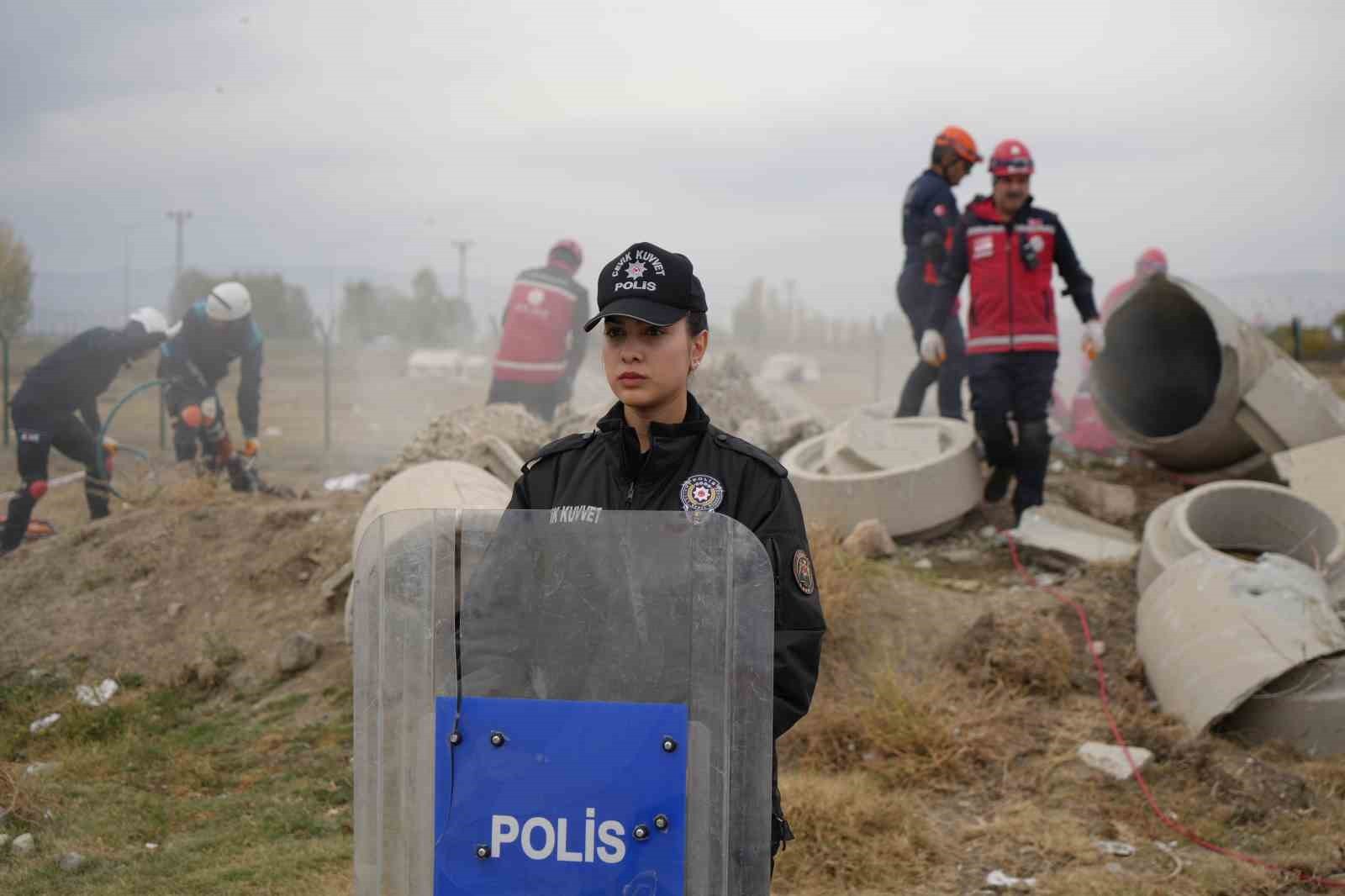 ERZİNCAN’DA 6,4 BÜYÜKLÜĞÜNDEKİ DEPREMİN CANLANDIRILDIĞI YEREL DÜZEY DEPREM TATBİKATI, GERÇEĞİNİ...