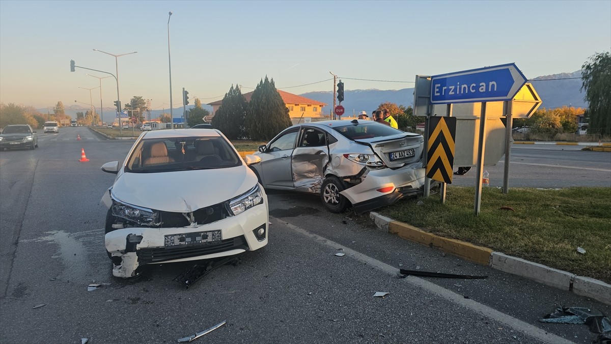 Erzincan’da iki otomobilin çarpışması sonucu 1’i çocuk 5 kişi yaralandı.
