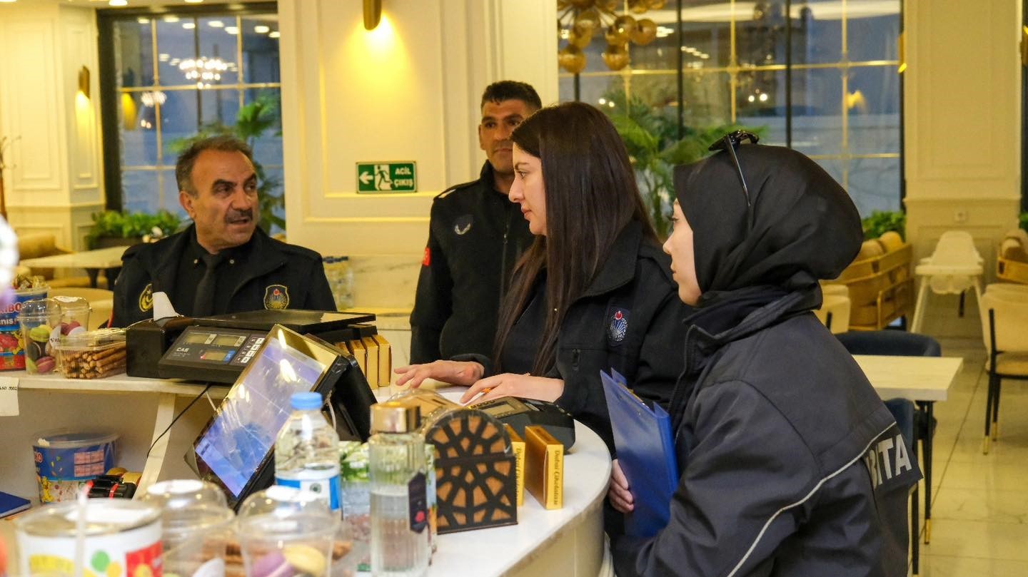 ERZİNCAN’DA KAFETERYA VE TATLI ÜRETİM YERLERİNE ZABITA DENETİMİ