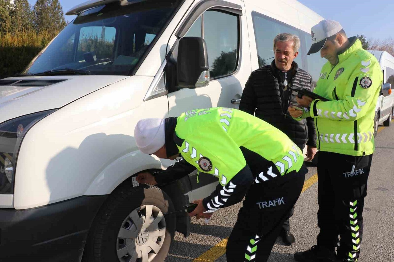 ERZİNCAN’DA OKUL SERVİSLERİNE KIŞ LASTİĞİ DENETİMİ YAPILDI