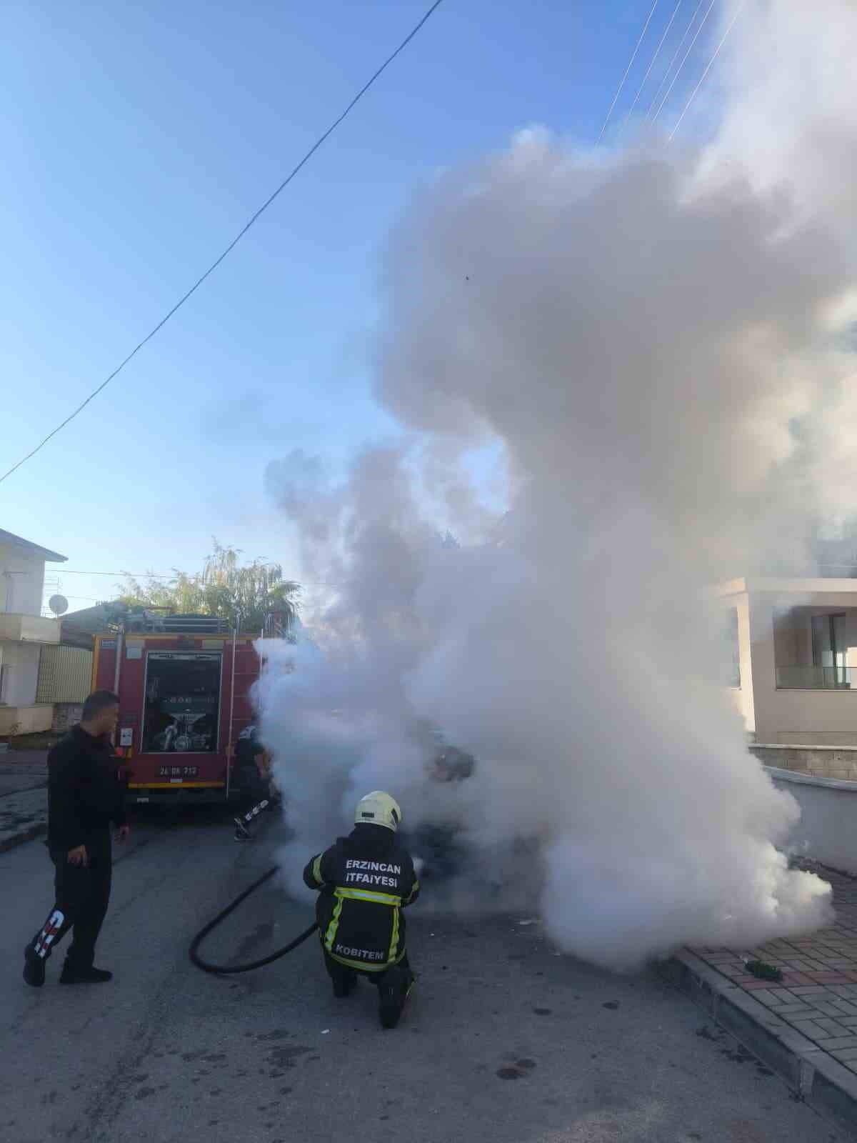 ERZİNCAN’DA PARK HALİNDEKİ ARAÇ YANDI