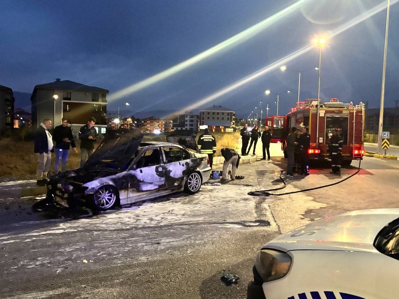 ERZİNCAN’DA SEYİR HALİNDEKİ OTOMOBİL ALEV ALDI. 2 KİŞİ SON ANDA KURTULDU, ARAÇ TAMAMEN...