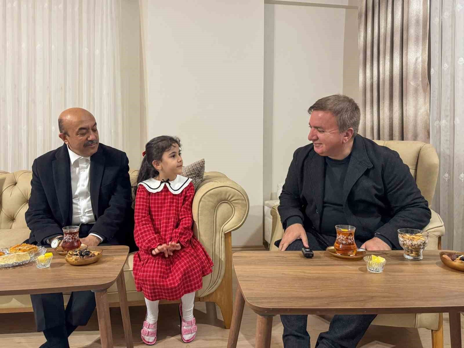 ERZİNCAN’DA SICAK BULUŞMA YAŞANDI, VALİ HAMZA AYDOĞDU MİNİK BEYZA’NIN AİLESİNİ ZİYARET...