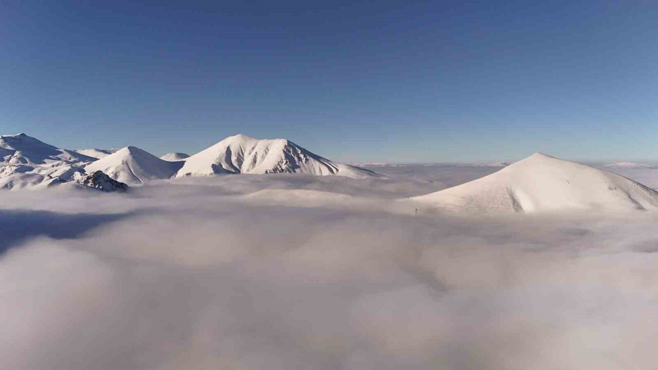 ERZURUM'DA 3 BİN 125 RAKIMI İLE ADETA BİR DOĞA HARİKASI OLAN PALANDÖKEN DAĞI, SİSLERİN İÇİNDE...