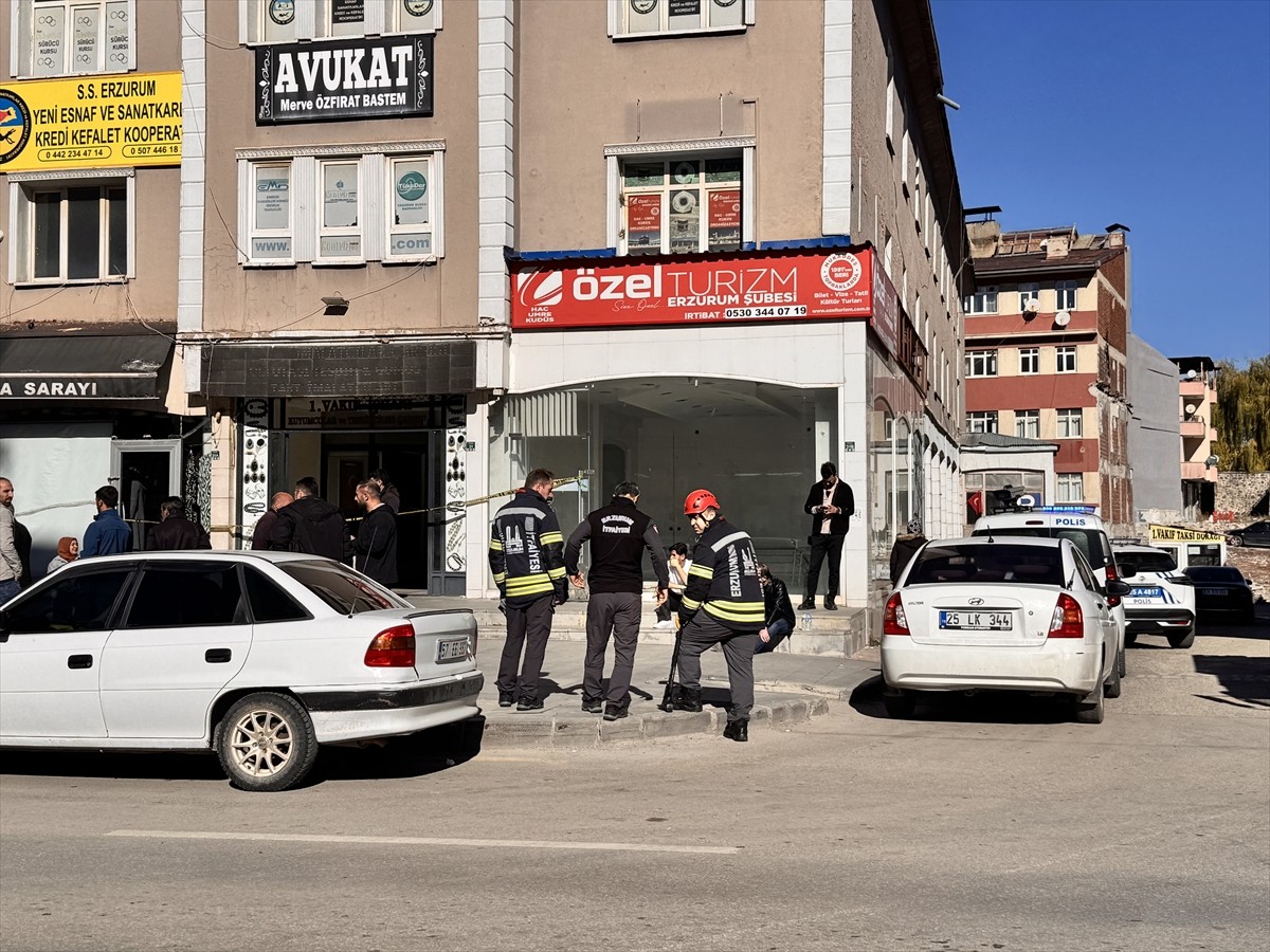 Erzurum'da bekçilik yapan kişinin cansız bedeni iş hanının tuvaletinde bulundu.