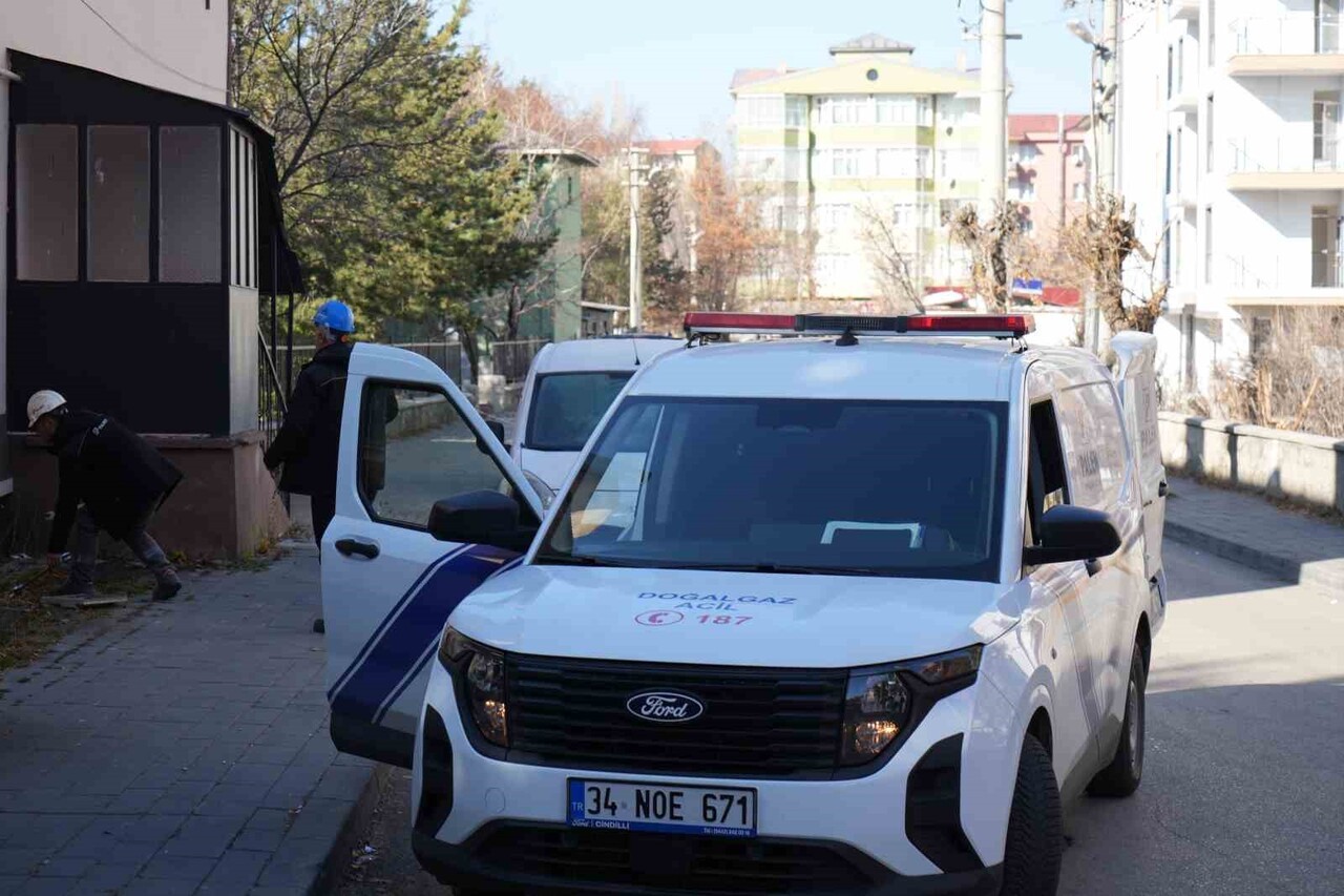 ERZURUM'DA SABAH SAATLERİNDE MEYDANA GELEN DOĞAL GAZ KAYNAKLI PATLAMADA 2 KATLI BİNANIN BİR KISMI...