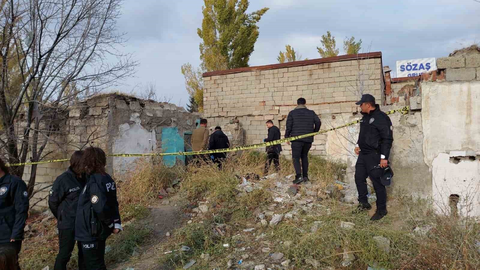 ERZURUM'UN YAKUTİYE İLÇESİNDE, KARAYOLU ÜZERİNDEN BULUNAN BİR  METRUK BİNADA 1 ŞAHIS  ÖLÜ OLARAK...