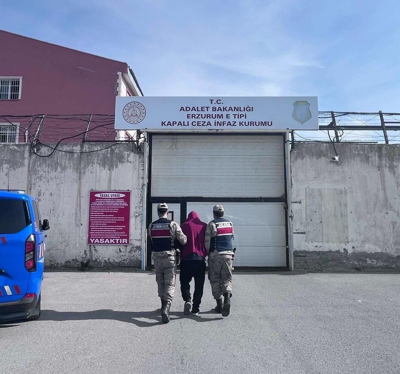 ERZURUM’DA HAKKINDA 20 YIL HAPİS CEZASI BULUNAN ŞAHIS JANDARMA EKİPLERİNCE YAPILAN OPERASYON İLE...