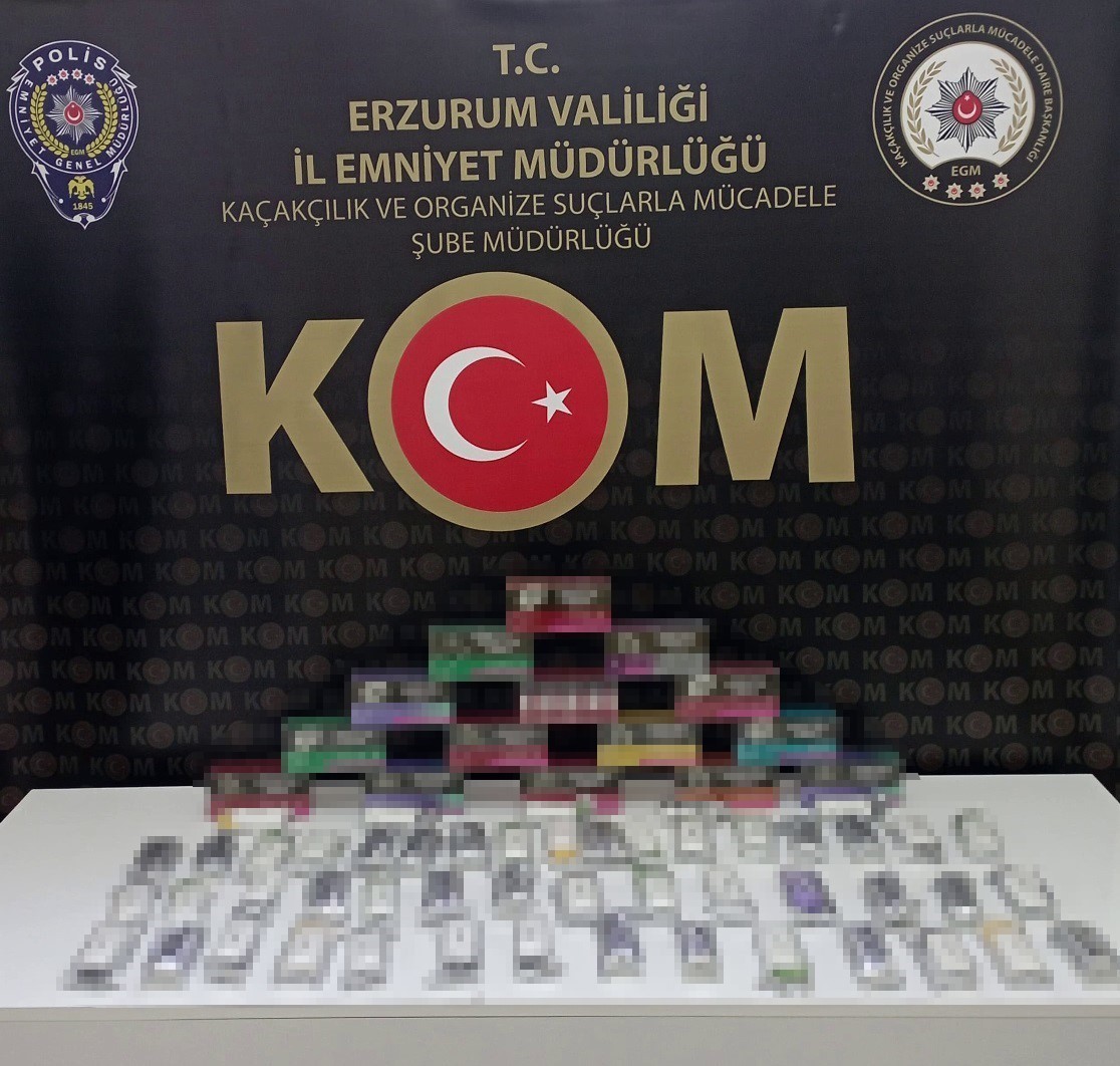 ERZURUM’DA KOM ŞUBE MÜDÜRLÜĞÜ EKİPLERİNCE YAPILAN OPERASYONDA BİN 273 PAKET KAÇAK SİGARA ELE...