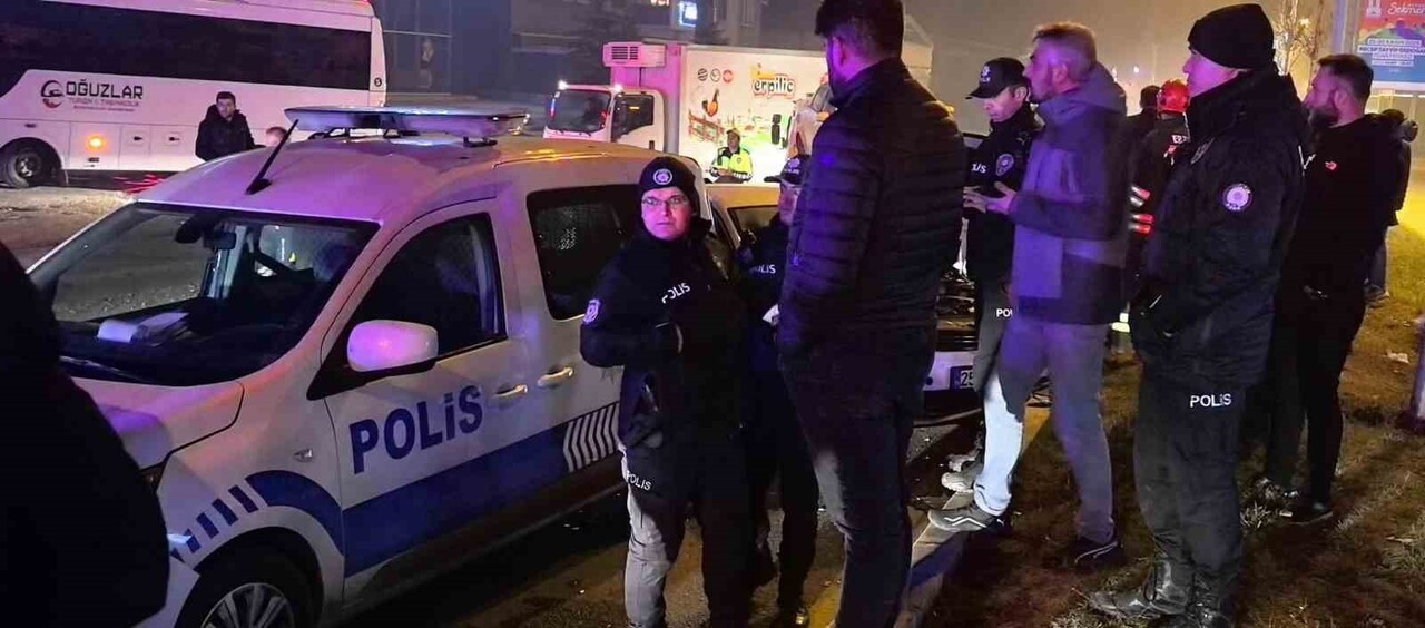 ERZURUM’DA MEYDANA GELEN ZİNCİRLEME TRAFİK KAZASINDA 6 KİŞİ YARALANDI.