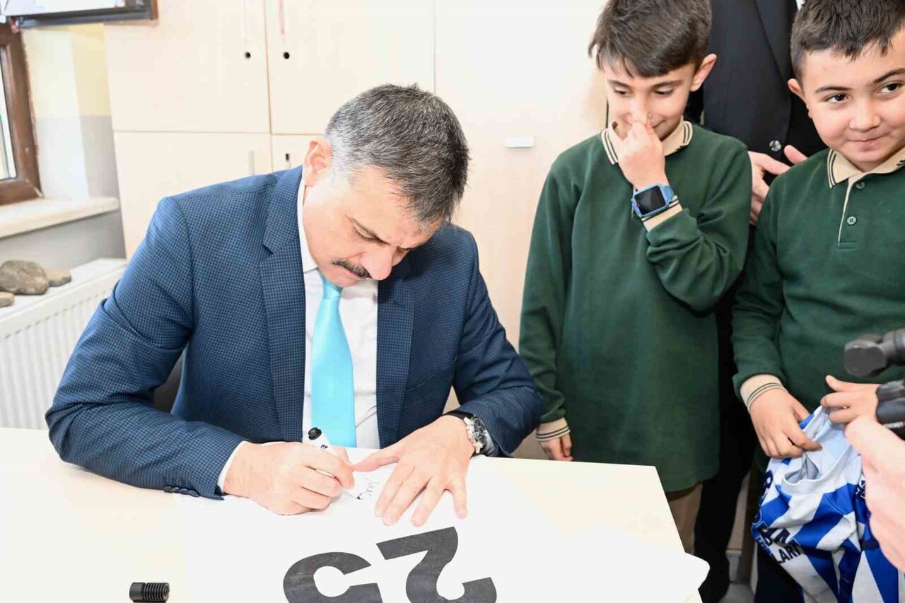 ERZURUM’DA ÖĞRENCİLER, SINIFLARINI ZİYARET EDEN VALİ MUSTAFA ÇİFTÇİ’YE FORMA İMZALATMAK İÇİN ADETA...