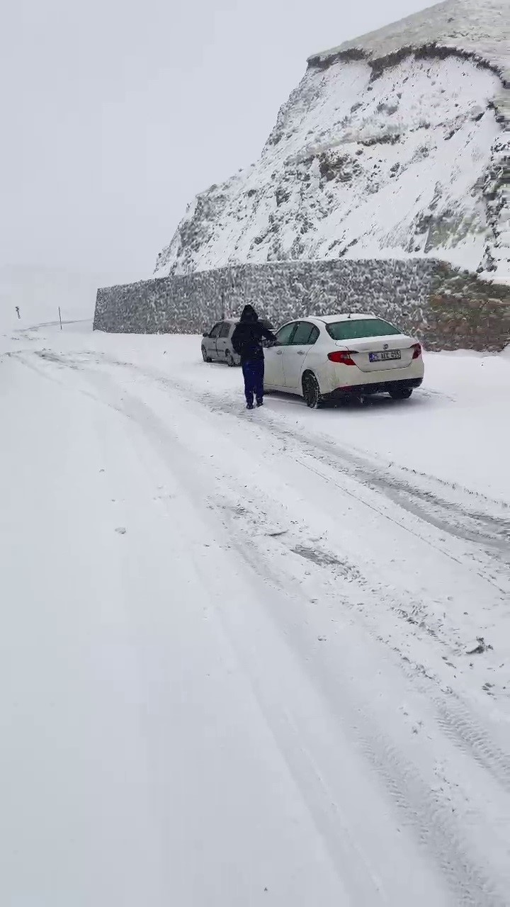 ERZURUM’DA PALANDÖKEN GEÇİDİNDE KAR YAĞIŞI SÜRÜCÜLERE ZOR ANLAR YAŞATTI.