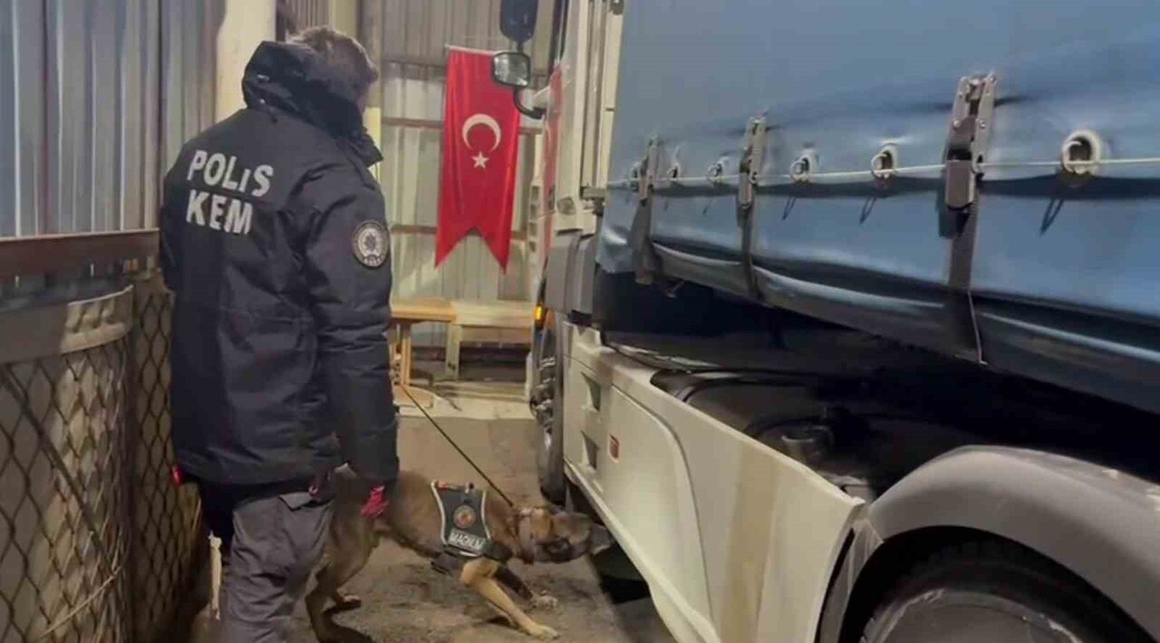 ERZURUM’DA POLİSİ, 224 KİLO 400 GRAM LİKİT METAMFETAMİN MADDESİ ELE GEÇİRİLDİ. NARKOTİK SUÇLARLA...